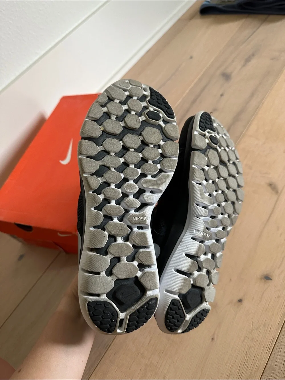Nike Women's Black and White Athletic Running Shoes Free 4.0 Flyknit